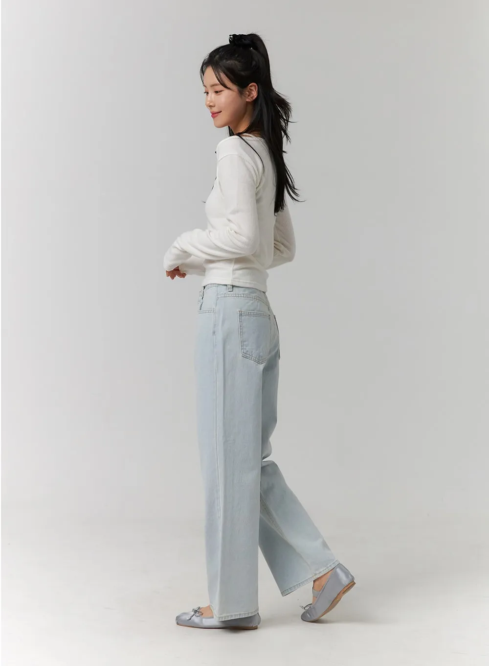 Light Washed Straight Leg Jeans OJ422